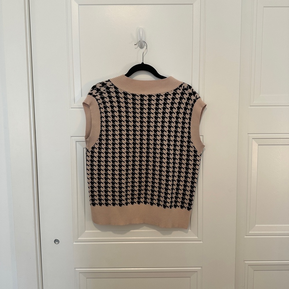 Houndstooth Patterned Sweater Vest - Black and Tan - Picture 2 of 2